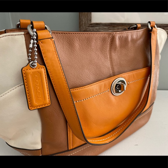 Gently used leather coach shoulder bag with zipper top and multiple pockets - Picture 2 of 10